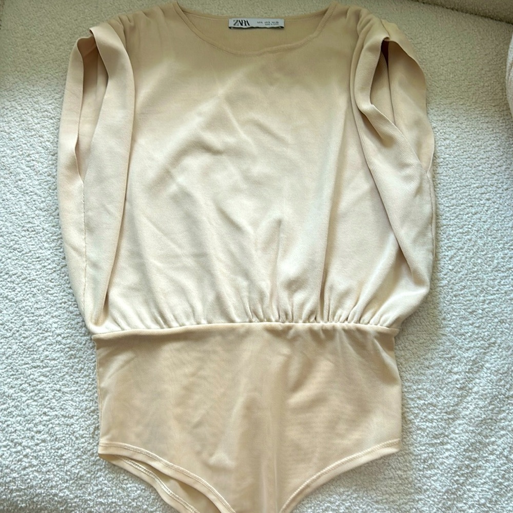 Sleeveless body suit